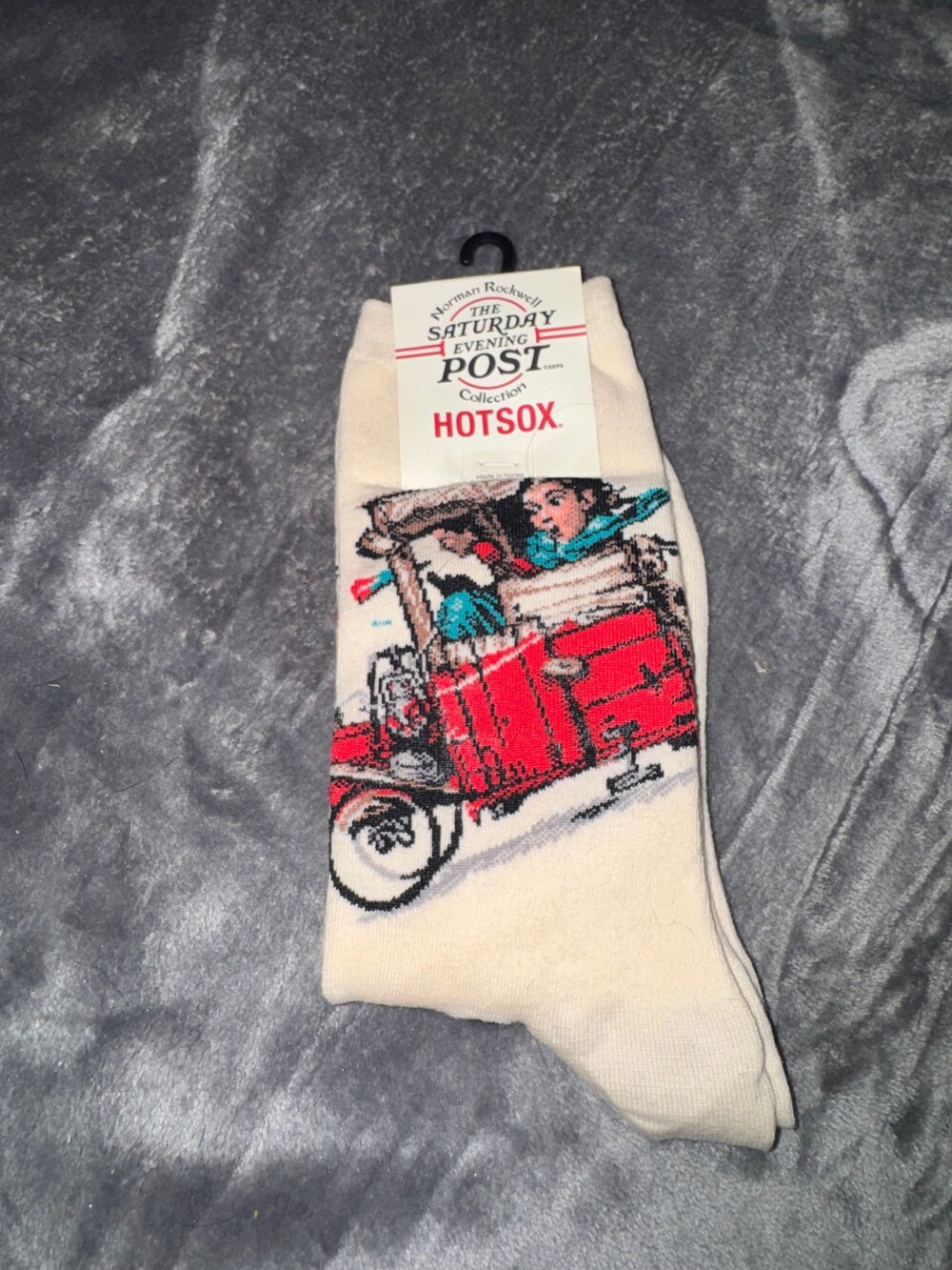 NWT Hot Sox Norman Rockwell Womens Sock 9-11 Cream Look Out Below